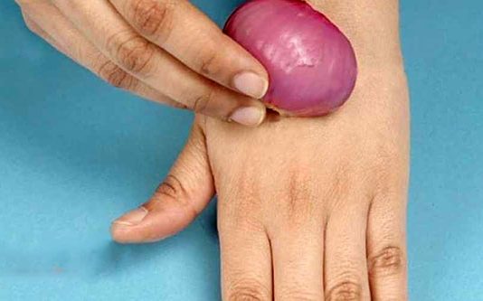 தினமும் 2 நிமிடம் வெங்காயத்தை கைகளில் இப்படி தேயுங்கள் : அற்புதம் இதோ!!