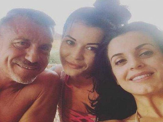 தோழியின் 54 வயது தந்தையை மணந்த 27 வயது இளம்பெண்!!