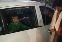 பூட்டிய காருக்குள் ஒரு மணி நேரம் தவித்த பச்சிளம் குழந்தை : பெற்றோர் செய்த செயல்!!