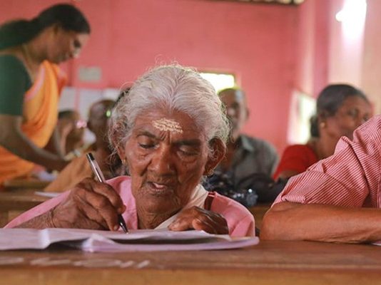 தேர்வில் 98 சதவீதம் மதிப்பெண் எடுத்த கேரள பாட்டி : குவிந்து வரும் பாராட்டுக்கள்!!