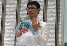 பெண்கள் என்றாலே பிடிக்காது… பொம்மையை காதலித்து திருமணம் செய்த இளைஞர்!!