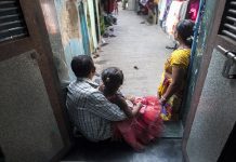 கடற்கரைக்கு சென்ற சிறுமியின் உள்ளாடையில் படிந்திருந்த ரத்தக்கறை : அதிர்ச்சியடைந்த தாய்!!