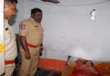 மொபைல் போனில் தொடர்ந்து பேசிக் கொண்டிருந்த மனைவி : ஆத்திரத்தில் கணவன் செய்த அதிர்ச்சி செயல்!!
