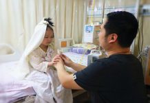 தந்தையை திருமணம் செய்து கொண்ட 4 வயது மகள் : வைரலாகும் புகைப்படத்தின் பின்னணி!!