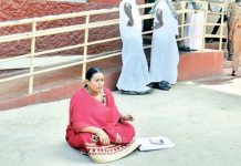 வெளிநாட்டில் என்னை ஏமாற்றிவிட்டு வேறு பெண்ணுடன் திருமணம் : 2வது கணவருக்கு எதிராக மனைவி போராட்டம்!!