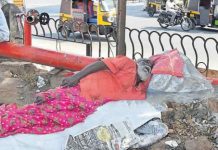அன்று பணக்கார வாழ்க்கை : இன்று ரோட்டில் படுத்து தூங்கும் நபரின் பரிதாப நிலை!!