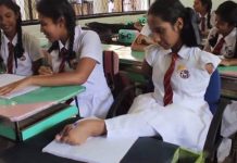 இரு கைகளும் இன்றி கால்களால் பரீட்சை எழுதி அபார சாதனை படைத்த மாணவி : மக்கள் வியப்பு!!