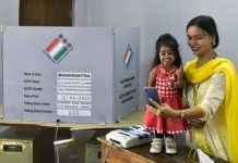 ஜனநாயக கடமையை சரியாக செய்த உலகின் குள்ளமான பெண் : வைரலாகும் புகைப்படங்கள்!!