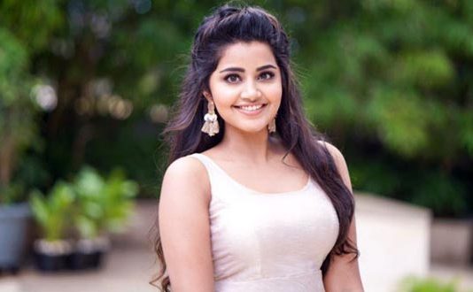 நடிகை அனுபமாவுக்கு கண்டபடி திட்டிய கும்பல் : சமூகவலைதளத்தில் நேர்ந்த கொடுமை!!