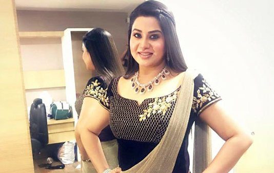 13 வயதிலிருந்து தாயிடம் அனுபவித்த கொடுமை : ரகசியத்தை கொட்டிய பிரபல நடிகை!!