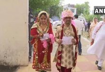 திருமணம் முடிந்த கையோடு வந்து வாக்களித்த புதுமணத்தம்பதி : வைரலாகும் புகைப்படங்கள்!!