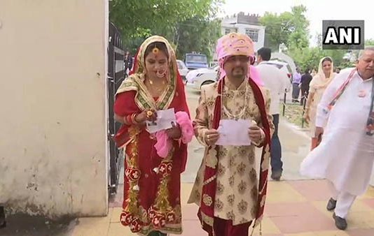 திருமணம் முடிந்த கையோடு வந்து வாக்களித்த புதுமணத்தம்பதி : வைரலாகும் புகைப்படங்கள்!!