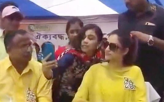 நடிகையுடன் செல்பி எடுக்க சென்ற இளம் பெண் : திடீரென ஏற்பட்ட விபத்து!!