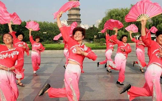 பொதுவெளியில் பெண்ணின் உடலிலிருந்து திடீரென வெளியில் விழுந்த கருப்பை!!