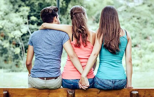 இரண்டு மனைவிகளை ஏமாற்றி 8 வருடங்களாக குடும்பம் நடந்தி வந்த கிரிக்கெட் வீரர்!!