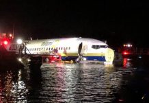 136 பயணிகளுடன் ஆற்றில் இறங்கிய விமானம்!!