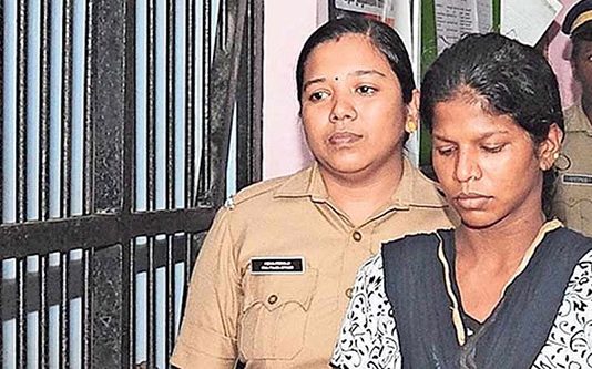 அழுதுகொண்டிருந்த பச்சிளம் குழந்தை : இரக்கமற்ற தாய் செய்த கொடூர செயல்!!