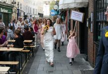 தன்னைத்தானே திருமணம் செய்துகொண்டு பிரித்தானிய தெருவில் ஆட்டம் போட்ட பெண்!!