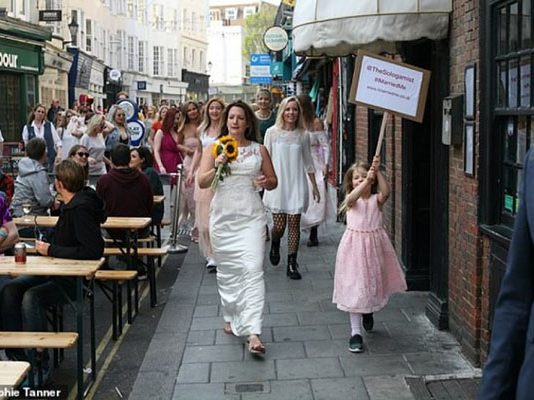 தன்னைத்தானே திருமணம் செய்துகொண்டு பிரித்தானிய தெருவில் ஆட்டம் போட்ட பெண்!!