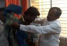நடிகர் கமல் மீது செருப்பு வீசியவருக்கு பொன்னாடை போர்த்தி பாராட்டிய எச்.ராஜா : பிக்பாஸ் காயத்ரி கண்டனம்!!
