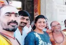 நடிகை ரோஜாவுடன் பூசாரி எடுத்த செல்பியால் வந்த பிரச்சனை : வைரலாகும் புகைப்படம்!!