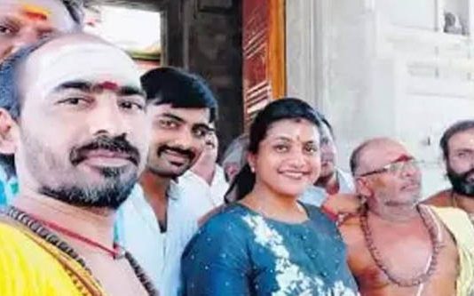 நடிகை ரோஜாவுடன் பூசாரி எடுத்த செல்பியால் வந்த பிரச்சனை : வைரலாகும் புகைப்படம்!!