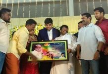 திருமண மேடையில் சீமான் செய்த காரியம் : கிண்டலடிக்கும் ரஜினி ரசிகர்கள்!!
