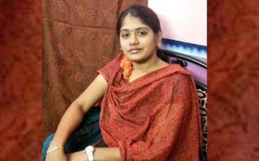 செல்பி மோகத்தால் நேர்ந்த விபரீதம் : பரிதாபமாக உயிரிழந்த பெண்!!