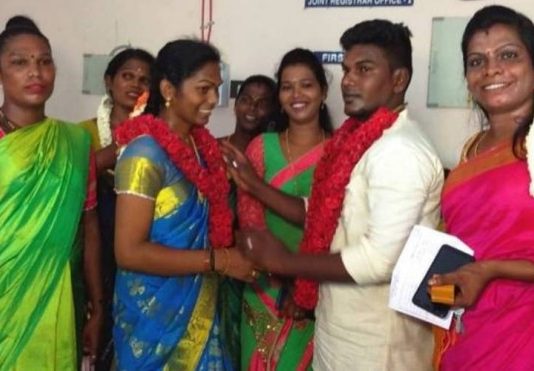 தமிழகத்தில் முதன் முறையாக ஆண்-திருநங்கை திருமணம் சட்டப்படி பதிவு : மகிழ்ச்சியாக மோதிரம் அணிவித்து கொண்ட ஜோடி!!