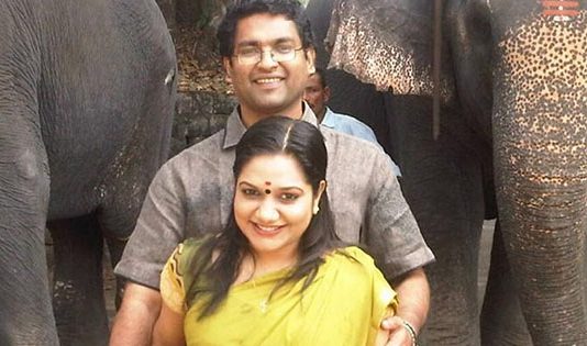 கணவரை விவாகரத்து செய்கிறாரா பிரபல தொகுப்பாளினி : ரசிகர்கள் ஷாக்!!