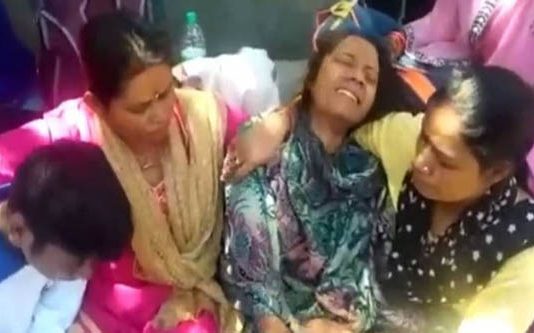 திருமணத்தில் நாற்காலியில் அமர்ந்து சாப்பிட்டதற்காக இளைஞர் அடித்துக்கொலை : துடிதுடித்து இறந்த சோகம்!!