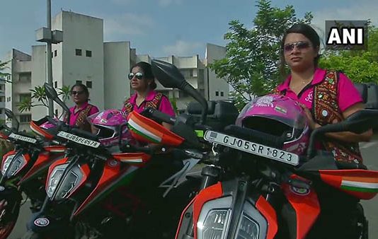 லண்டனுக்கு மோட்டார் பைக்கிலேயே செல்லும் 3 பெண்கள் : கவனத்தை ஈர்க்கும் புகைப்படம்!!