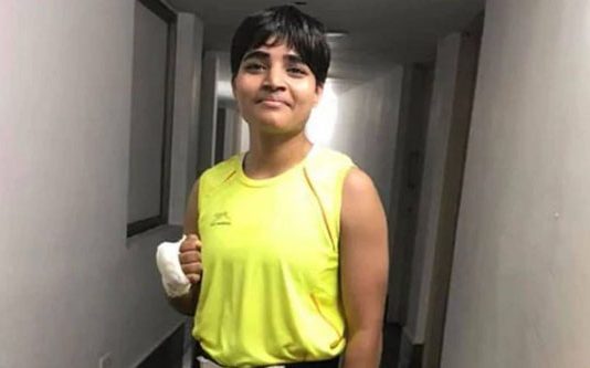 ஸ்கூட்டியில் சென்று கொண்டிருந்த இளம் பெண்ணுக்கு மூன்று இளைஞர்களால் நேர்ந்த கதி!!