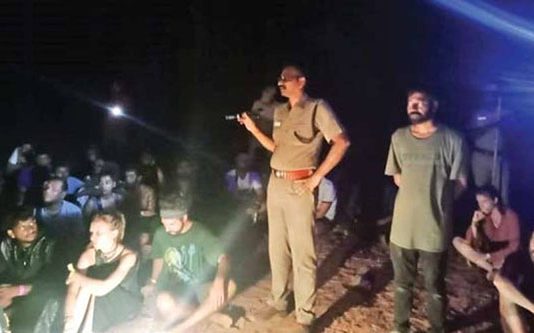 நள்ளிரவில் 80 இளம் பெண்களுடன் சிக்கிய இளைஞர்கள்!!