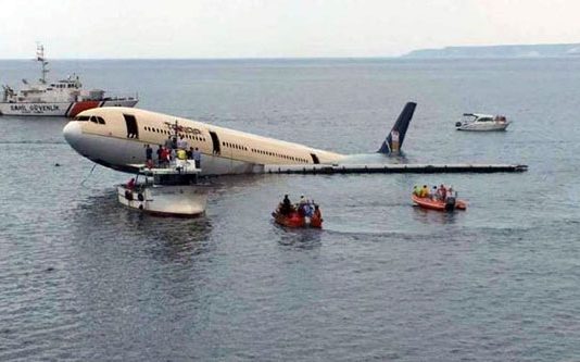 வேண்டுமென்றே கடலில் மூழ்கடிக்கப்பட்ட பயணிகள் விமானம் : காரணம் இதுதான்!!
