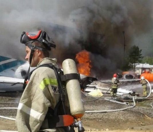 விபத்தில் சிக்கி பற்றி எரிந்த பயணிகள் விமானம் : 2 பேர் பலி, பலர் படுகாயம்!!