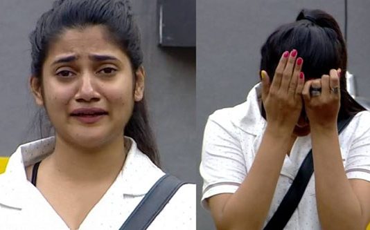 கண்ணீர் விட்டு கதறி அழுத இலங்கைப் பெண் லொஸ்லியா : காரணம் இதுதான்!!