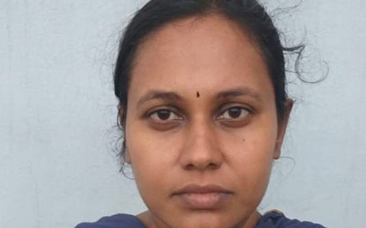 வெளிநாட்டில் பணிபுரிபவர்களை குறிவைத்த இளம்பெண் : அழகில் மயங்கிய இளைஞர்கள்!!