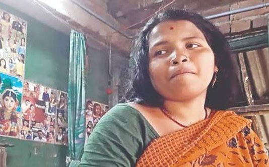 மனைவியின் தலையை துண்டாக வெட்டி பொலிஸ் நிலையத்திற்கு எடுத்துச் சென்ற கணவன்!!