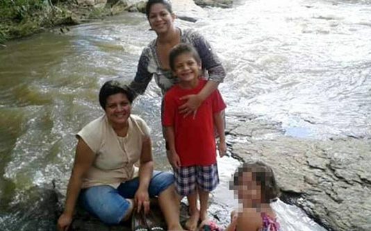 மகனை 12 முறை கத்தியால் குத்தி, தலையை துண்டாக வெட்டி எடுத்த தாய்!!