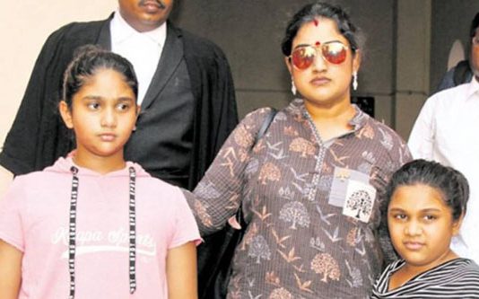 என் மகளை நடிகை வனிதா விஜயகுமார் கடத்தி சென்றுவிட்டார் : கதறும் கணவன்!!