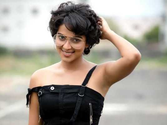 பயந்து ஓடிய அமலா பால் : ஆடை பிரஸ் மீட்டில் ஏற்பட்ட பரபரப்பு!!