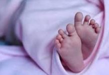 நடுவானில் பறக்கும் விமானத்தில் 6 மாத குழந்தைக்கு ஏற்பட்ட பரிதாபம்!!