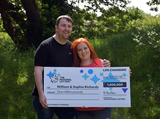 பட்டாணி வாங்க கடைக்கு போனவருக்கு அடித்த அதிர்ஷ்டம் : பணத்தை என்ன செய்வது என்று தெரியாமல் திணறல்!!