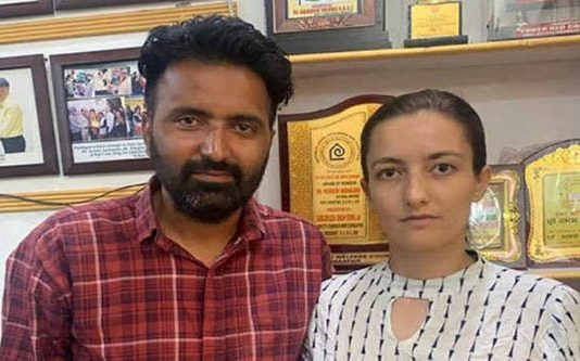 இந்தியர் மீது காதல் : விமானத்தில் பறந்து வந்த அழகான வெளிநாட்டு பெண் : இறுதியில் என்ன ஆனது தெரியுமா?