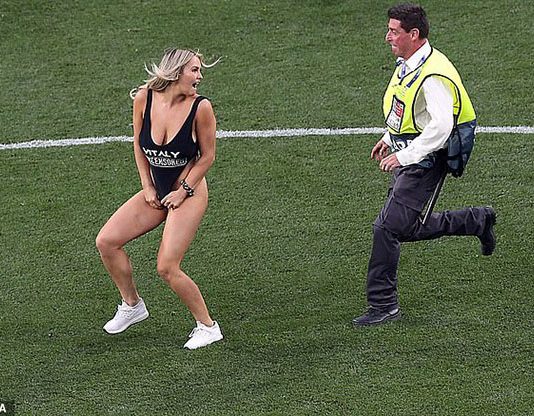 உலகக் கிண்ண இறுதிப் போட்டியில் ஆ பாச உடையில் மைதானத்திற்குள் புகுந்த பெண் : வைரலாகும் புகைப்படங்கள்!!