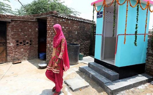 கழிப்பறை அருகில் சென்ற கல்லூரி மாணவிக்கு நேர்ந்த கதி!!