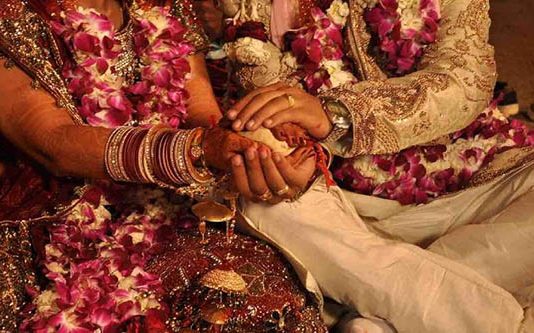 மனைவிக்கு ஏற்கனவே திருமணம் ஆனது தெரியாமல் இருந்த கணவன் : பின்னர் அவர் கண்ட காட்சி!!