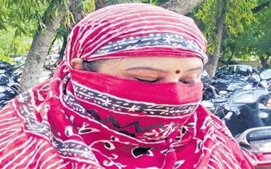 கணவரை பிரிந்துவிட்டு வேறு நபருக்கு ஆசைநாயகியாக இருந்த இளம்பெண் : அவருக்கு நேர்ந்த கதி!!