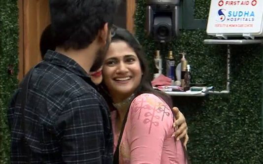 பிக்பாஸில் மீண்டும் காதலை சொன்ன கவின் : லாஸ்லியா கொடுத்த ரியாக்ஷன்!!